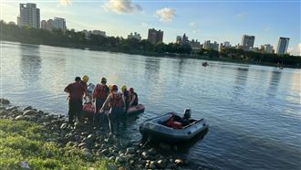 助浮衣無法將頭托出！童臉朝下溺斃