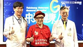 百歲林姓人瑞也是金氏世界紀錄最年長羽球選手，在台中榮總動心臟手術後，勇奪羽球全國賽父子組冠軍。（圖／翻攝畫面）