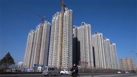 中國房地產業深陷監管、爛尾樓風暴、市場信心不振等困境。官媒指出，應在風險可控前提下，有效滿足房企合理融資需求。圖為中國山西太原一棟興建中的樓盤。（圖／中新社）
