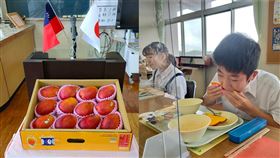 日學生吃芒果／翻攝自日本台灣交流協會臉書