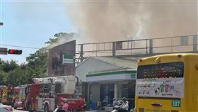 新／台中美式餐廳傳爆炸　2樓冒濃煙(圖/翻攝畫面)