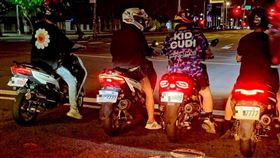 鐵支車牌，停紅燈。（圖／翻攝自路上觀察學院臉書）