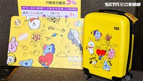 兆豐銀行今日發行年度新卡代表作「宇宙明星BT21信用卡」。（圖／記者戴玉翔攝影）