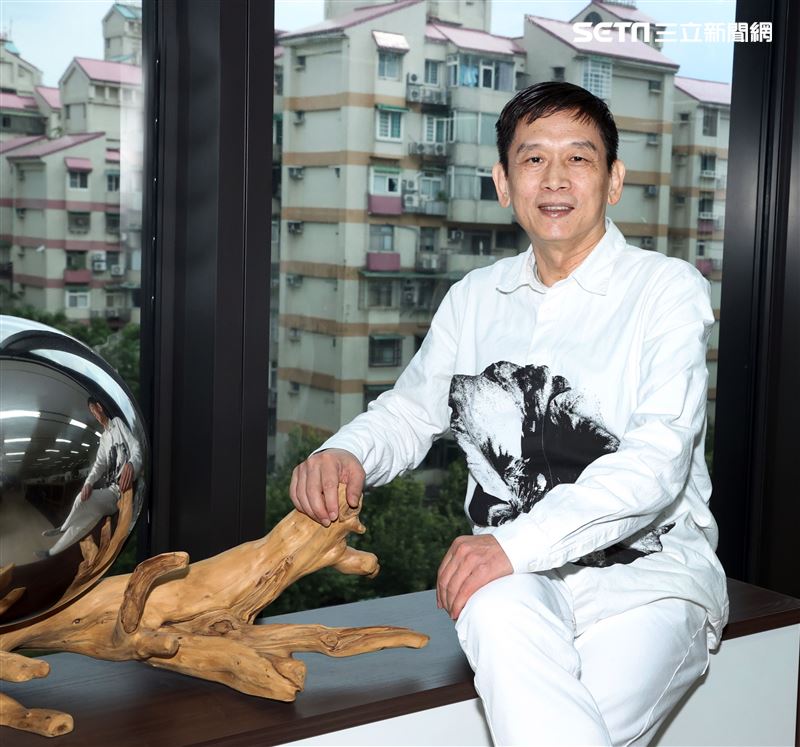 殷正洋三立新聞網專訪。（記者邱榮吉/攝影）