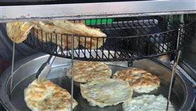 網友分享台南市一間蔥油餅攤販，沒加蛋的蔥油餅只要10元。（圖／翻攝自爆廢公社公開版）