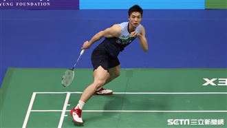 拚北極羽賽3連霸　周天成首輪苦戰闖16強