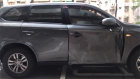 新北市新店分局偵查隊偵防車遭毒犯開車衝撞。（圖／翻攝畫面）