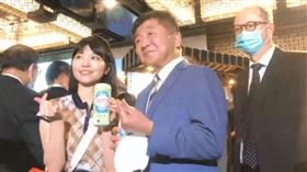 高嘉瑜舉啤酒同框　陳時中參加AIT國慶酒會（圖／翻攝畫面）