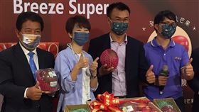 台南玉井大蘋果芒果北上拍賣  陳吉仲站台來自台南玉井的新品種芒果「大蘋果芒果」21日在台北信義區的超市舉辦拍賣活動，每顆重達1.5公斤，是一般芒果3倍大，外型紅又圓潤，農委會主委陳吉仲（右2）也為力挺國產農產現身會場。中央社記者楊淑閔攝  111年7月21日