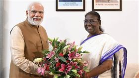 印度第16屆總統選舉由女性部落領袖慕爾穆（右）以壓倒性票數勝出，總理莫迪（左）獻花祝賀。（圖／翻攝自twitter.com/narendramodi）
