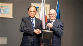 立法院長游錫堃（左）21日在波蘭轉機時與波蘭眾議院友台小組主席安佐（右）會面。（圖／翻攝自facebook.com/yousikun.fans）
