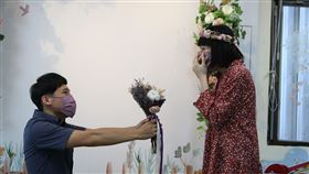 28歲癌末女步紅毯辦「生前告別式」　和親友互道珍重再見（門諾醫院）