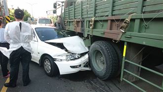 國軍慘了！軍卡猛撞自小客害熟女受傷