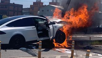 林志穎自撞！工人扛3滅火器到場搶命