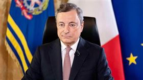 義大利總理德拉吉雖贏得上議院的信任投票，但聯合內閣因內部離心瓦解，將於9月25日提前大選。（圖／翻攝自facebook.com/MarioDraghiPremierItalia）