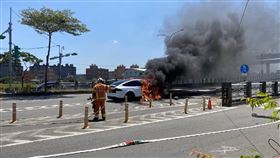 林志穎駕特斯拉自撞。（圖／翻攝畫面）