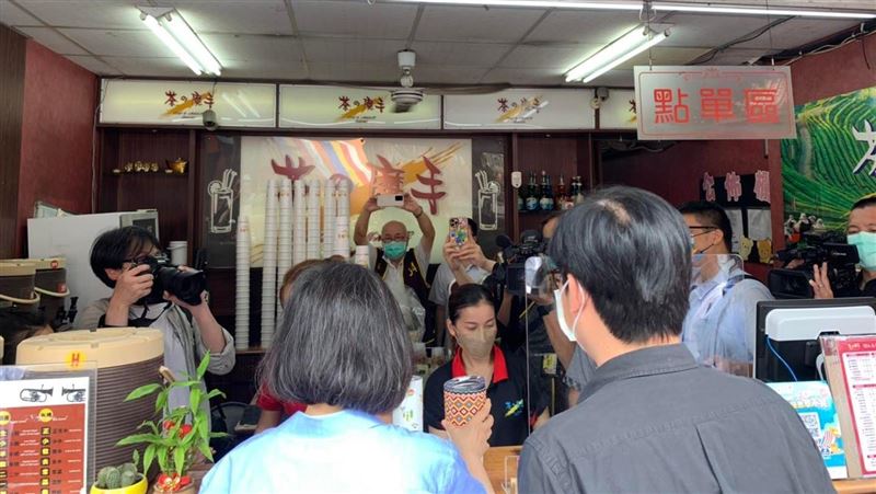 小英揪陳其邁買手搖飲　秒變代言人