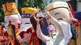 台南「老派約會三部曲」23日開跑迎接七夕，台南市長黃偉哲（右）22日宣布，「老派約會三部曲-愛的儀式感」系列活動23日開跑，為期3週。（台南市政府提供）中央社記者張榮祥台南傳真  111年7月22日