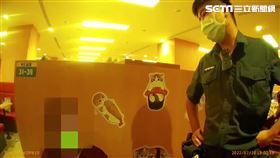 北市楊婦狂嗑34盤握壽司，卻雙手一攤拒絕付款。（圖／翻攝畫面）