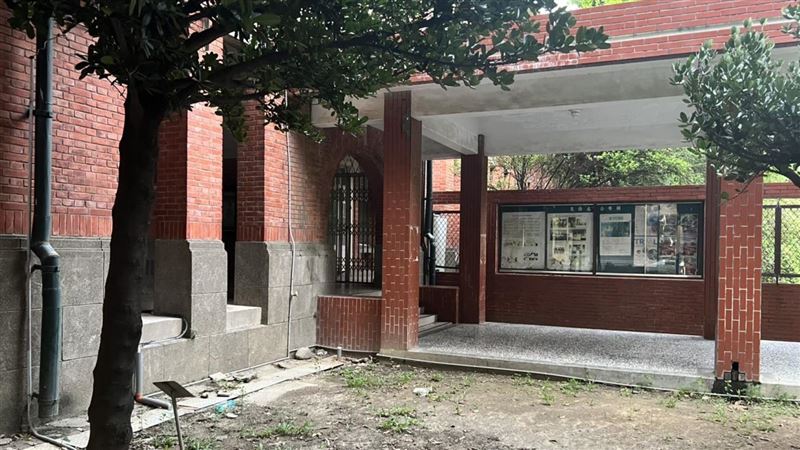 雄中學生2樓讀書被困　攀牆失手墜樓