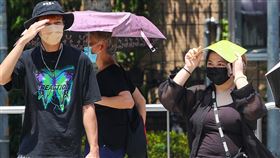 天氣炎熱 北市飆高溫（3）全台連續多日熱烘烘，中央氣象局22日發布18縣市高溫燈號資訊。台北市中正區午後氣溫突破攝氏38度，街上民眾撐傘、拿起紙板遮擋豔陽。中央社記者王騰毅攝  111年7月22日