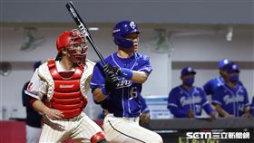 ▲富邦悍將捕手戴培峰適時安打，送回帶跑的莊瑋恩。（圖／記者劉彥池攝影）