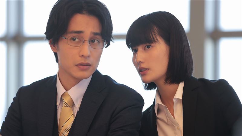 女星大玩角色扮演　化身「性感家教」