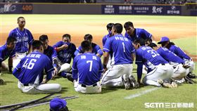 ▲富邦悍將外野手林哲瑄賽後集合隊友講話。（圖／記者劉彥池攝影）