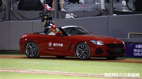 ▲味全龍後援投手王玉譜搭乘BMW敞蓬跑車從牛棚進場。（圖／記者劉彥池攝影）