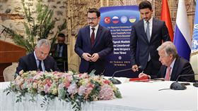 俄羅斯和烏克蘭今天各自與聯合國及土耳其簽署劃時代協定，使俄、烏2國穀物恢復出口。（圖／美聯社／達志影像）