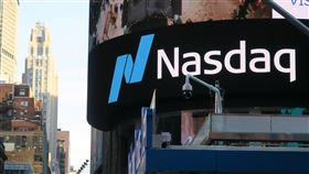 科技股不振  美股那斯達克指數跌逾2%美股24日跌多漲少，道瓊工業指數拉尾盤上漲48點；社群媒體公司Snap獲利警訊引爆科技股賣壓，那斯達克綜合指數跌逾2%。圖為時報廣場那斯達克交易中心。中央社記者尹俊傑紐約攝  111年5月25日