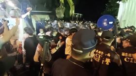新／坤輿掩埋場爆激烈衝突　7人送醫(圖/翻攝畫面)
