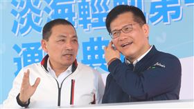 林佳龍出席淡海輕軌藍海線通車（3）交通部長林佳龍（右）、新北市長侯友宜（左）15日在淡水出席淡海輕軌第一期藍海線通車典禮，兩人交換意見。中央社記者吳家昇攝　109年11月15日