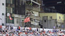 ▲新竹市立棒球場三壘側民宅可免費看球。（圖／記者劉彥池攝影）