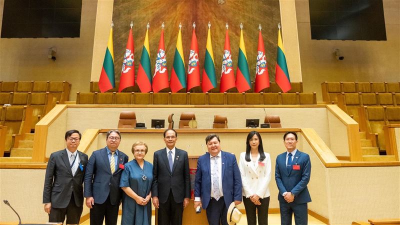 游錫堃出訪立陶宛　率團參觀國會大樓