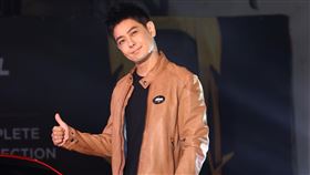 林志穎開跑車出場代言。（記者邱榮吉/攝影）