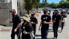 台鐵太魯閣號事故案開庭  家屬帶白色洋桔梗出席台鐵太魯閣號列車事故案施工廠商李義祥、移工華文好涉過失致死等刑事部分22日辯論終結，開庭前家屬身穿黑衣，帶著象徵罹難者的白色洋桔梗出席，盼為他們爭取最後的公義。中央社記者張祈攝  111年7月22日