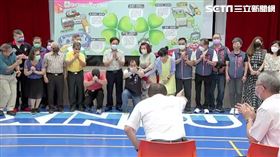 新埔國小整建啟用，國民黨議員周勝考竟當場向侯友宜下跪致謝，侯友宜趕緊起身揮手拒絕要周別這樣！