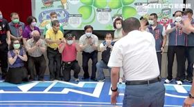 新埔國小整建啟用，國民黨議員周勝考竟當場向侯友宜下跪致謝，侯友宜趕緊起身揮手拒絕要周別這樣！