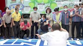 新埔國小整建啟用，國民黨議員周勝考竟當場向侯友宜下跪致謝，侯友宜趕緊起身揮手拒絕要周別這樣！