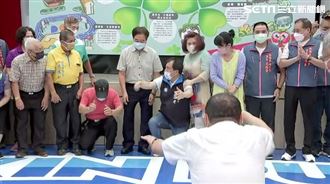 周勝考2次「下跪」　侯友宜受驚照曝