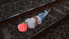 高雄2高職生慶祝畢業躺鐵軌拍照。臉書粉專「台灣便當管理局-附屬鐵路部」