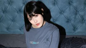 美女網紅「菈菈」何語萱抱著哥吉拉。（圖／翻攝自IG）