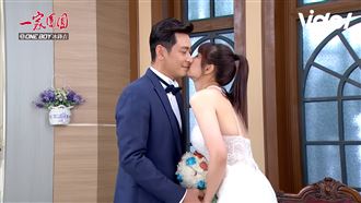 李燕性感婚紗辣爆　曬一家三口全家福