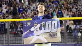 ▲富邦悍將Mike Loree（羅力）在新竹獲得生涯百勝。（圖／富邦悍將球團提供）