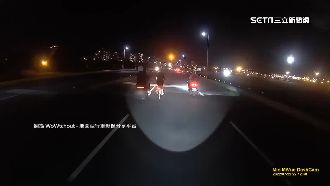 時速70被超車　騎士傻看是微笑單車