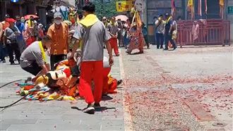 三太子豔陽下中暑倒地　網嘆：錢難賺