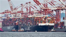 6月出口422億美元  連24紅（1）財政部8日公布6月出口金額為422億美元，年增15.2%，締造連24紅，續寫史上正成長次長週期。圖為一艘貨櫃船停靠在高雄港。中央社記者董俊志攝  111年7月8日