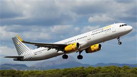 西班牙一家廉價航空，21日在巴塞隆納準備起飛時，機艙尾部突然傳出爆炸聲。（圖／翻攝自Vueling粉專）