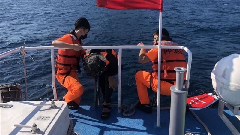 7人象鼻岩玩立槳　遭沖外海急搶救